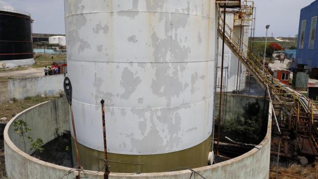 Tanque con petróleo derramado en la termoeléctrica abandonada en Matanzas.