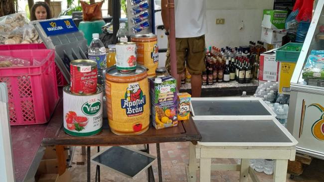 Venta de alimentos en una MIPYME en Cuba.