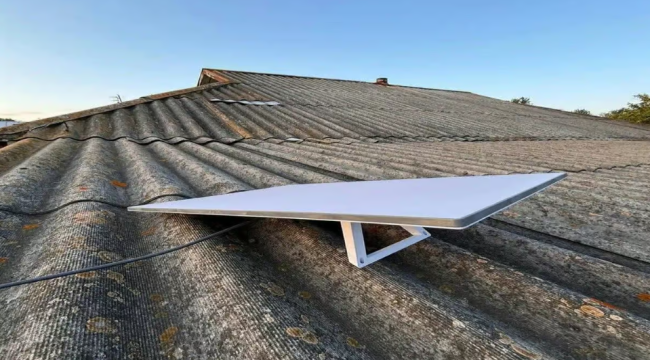 Antena receptora de Starlink en un techo de una vivienda en Cuba.