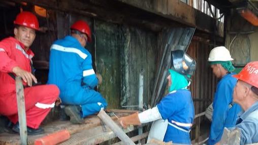 Obreros en labores técnicas en la Termoeléctrica Antonio Guiteras.