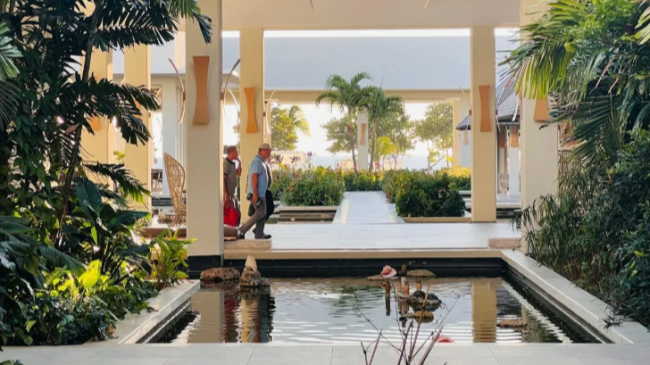 Turistas extranjeros en un hotel vacío en Cuba.