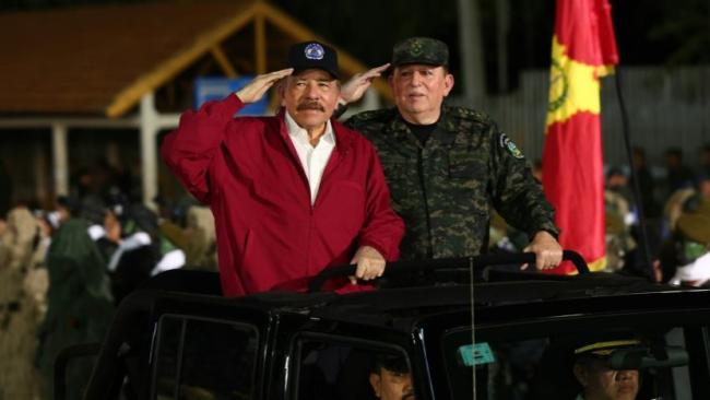 Daniel Ortega y el jefe del ejército, Julio César Avilés, en un desfile.