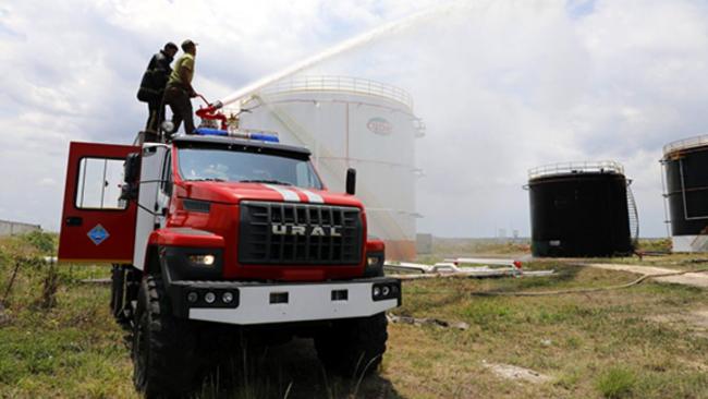 Bomberos en labores de extracción de petróleo tras derrame en Matanzas..