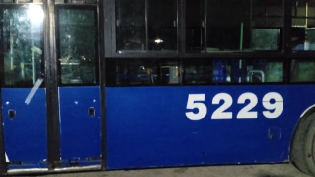 Una guagua vandalizada en marzo.