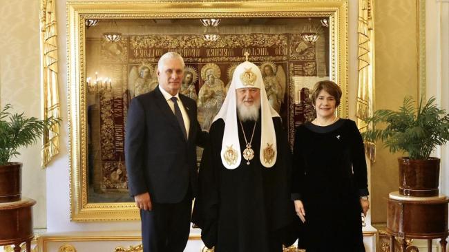 Miguel Díaz-Canel y Lis Cuesta con el patriarca Kirill de la Iglesia Ortodoxa rusa.