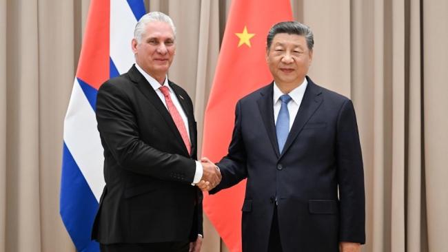 Miguel Díaz-Canel junto al presidente chino, Xi Jinping, en una reunión en Moscú.