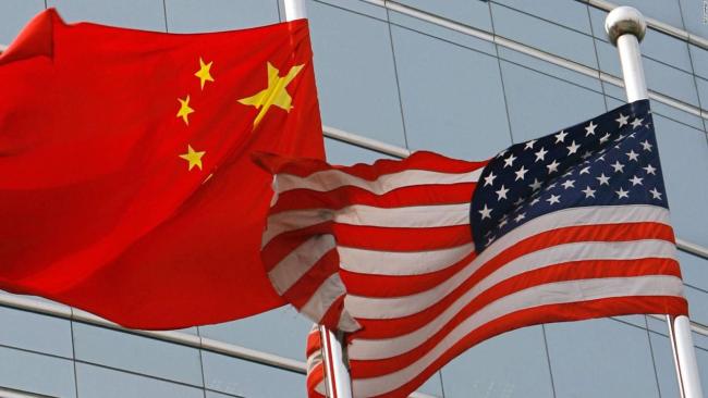 Banderas de China y EEUU.