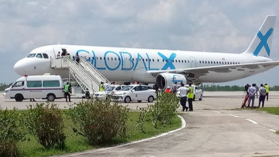 Avión con cubanos deportados a su arribo a La Habana.