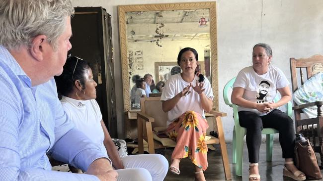 El encargado de Negocios de EEUU, Mike Hammer (izq.) reunido con familiares de presos políticos.