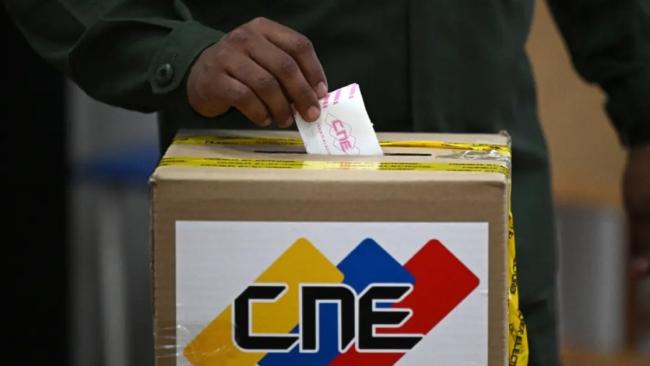 Un hombre deposita su voto este domingo 25 de mayo en Caracas, Venezuela.