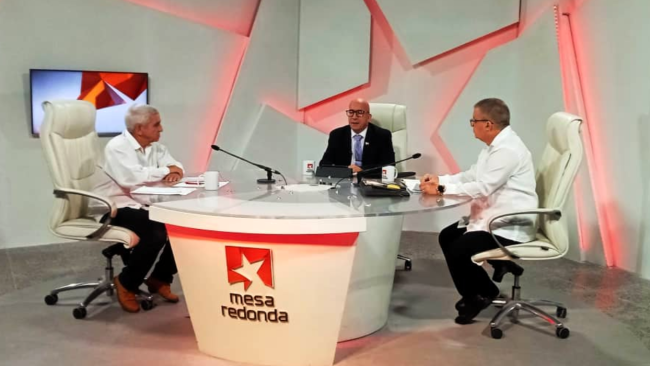 Funcionarios del MINEM en la 'Mesa Redonda'.