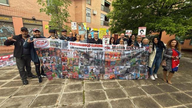 Cubanos reunidos en protesta contra la vocera del régimen en Madrid.