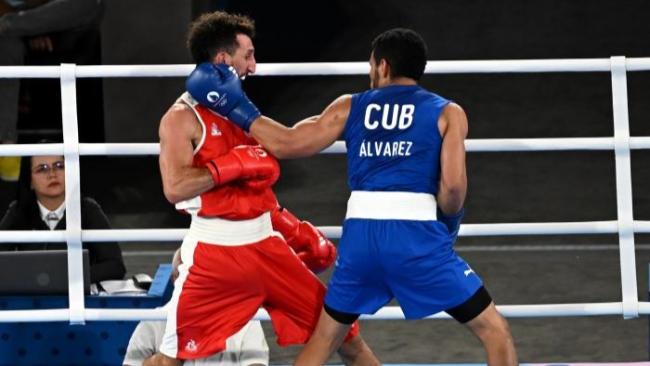 El cubano Erislady Álvarez (d) en la pelea final de París 2024.