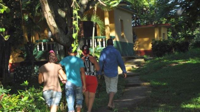 Personas acceden a cabañas en el campismo La Hormiga, de Fomento.