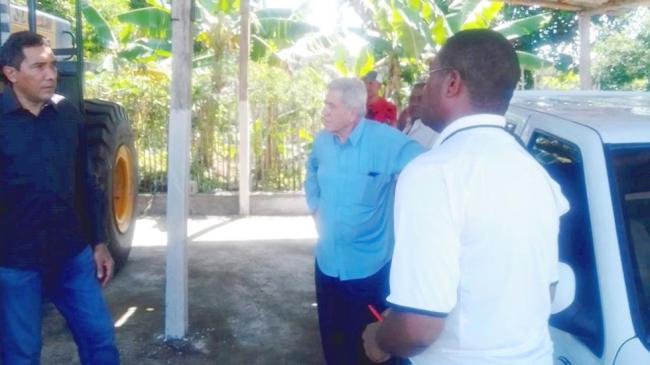 El general fallecido con camisa azul claro en un chequeo con el ministro de Transporte.