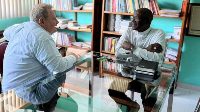Mike Hammer con el obispo de Guantánamo, monseñor Silvano Pedroso.