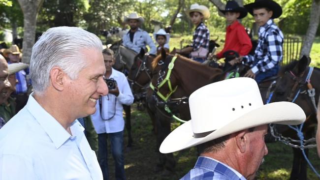 Miguel Díaz-Canel visita una comunidad rural en Rodas, Cienfuegos.