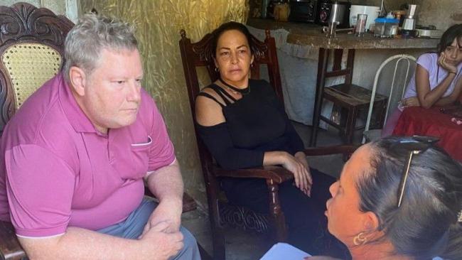 Mike Hammer en Holguín con familiares de presos políticos.