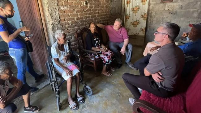 Mike Hammer reunido con un grupo de cubanos en Granma.