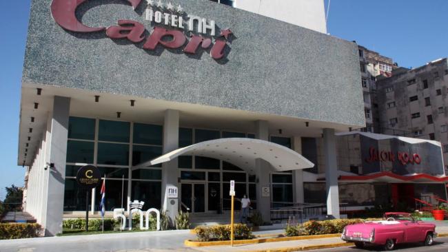 Entrada al Hotel Capri NH en La Habana.