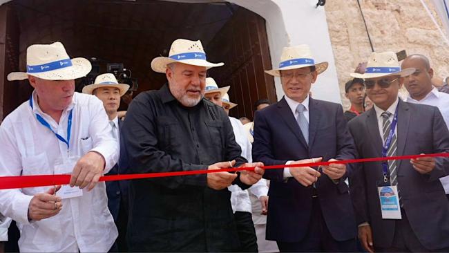 Manuel Marrero (segundo por izq.) inaugura la Feria Internacional de Turismo de Cuba.