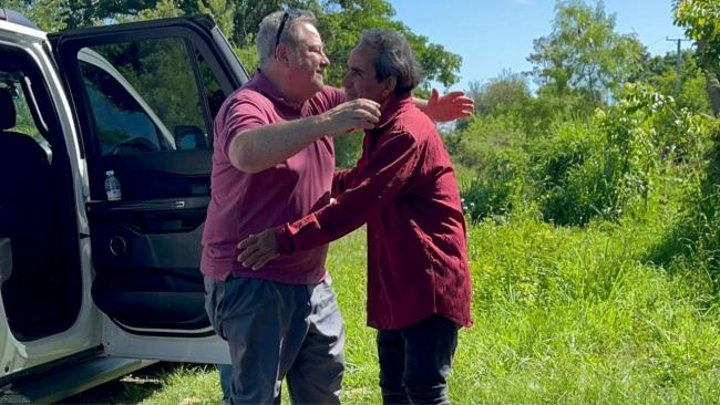 Mike Hammer visita al exprisionero político Fernando Ginarte.