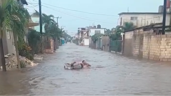 Una persona en una calle inundada en Ciego de Ávila.
