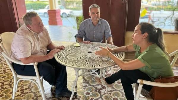 Mike Hammer durante uno de sus encuentros con cubanos en la Isla.