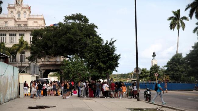 Cola en el exterior del consulado de España en La Habana.