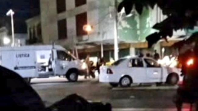 Un carro de la Policía y una ambulancia en el lugar de los hechos.