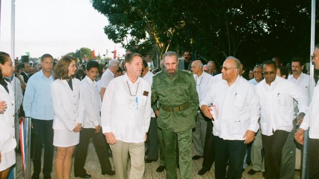 Maciques, a la izquierda de Fidel Castro en un acto público.