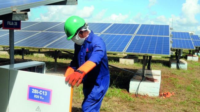 Paneles solares instalados en Cuba.