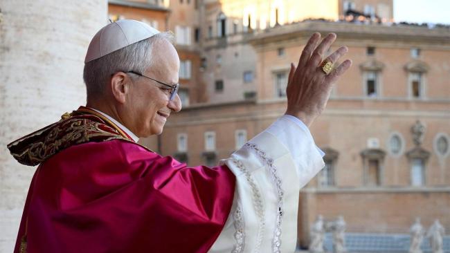 El papa León XIV saluda a los reunidos en la Plaza de San Pedro.