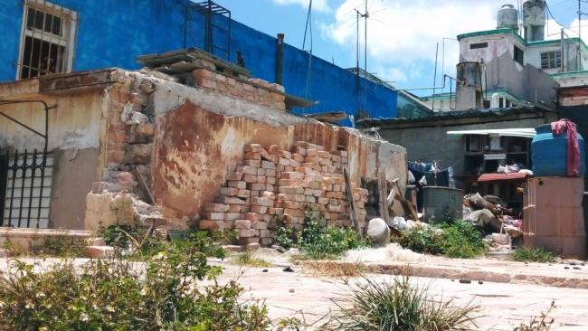 Una vivienda en mal estado en Cuba con bloques en el exterior.