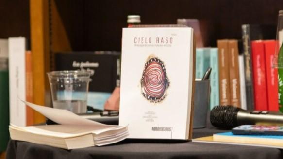 Un ejemplar de 'Cielo Raso. Antología de poetas cubanos en Cuba'.