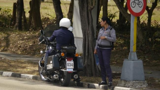 Policías cubanos en una calle.