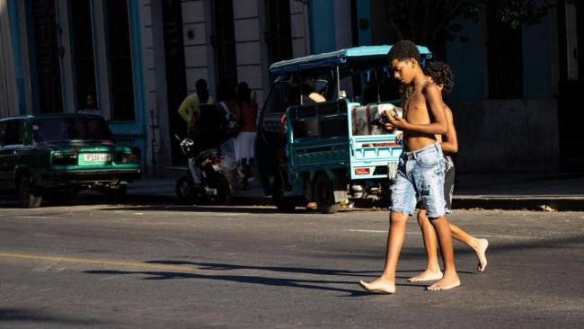 Dos niños descalzos en una calle de La Habana.
