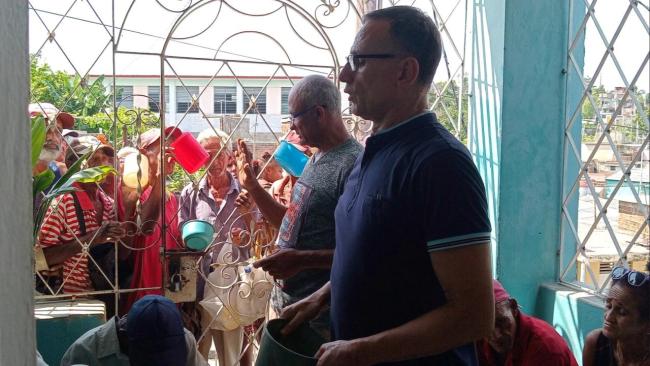 José Daniel Ferrer alimenta a cubanos en situación de pobreza extrema. 