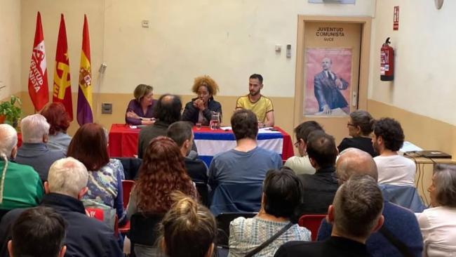 Gabriela Fernández Álvarez, al centro, en una de sus presentaciones en España.