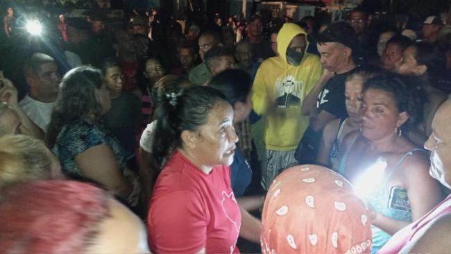 Autoridades ante vecinos que salieron a protestar en Bayamo.