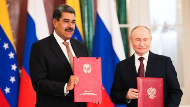 Maduro y Putin tras la firma del acuerdo en el Kremlin.