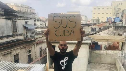 "El Funky" en Cuba con un cartel contestatario.