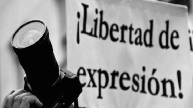 Un cartel aboga por libertad de expresión.