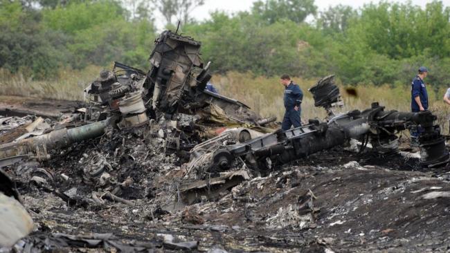 Rescatistas entre los restos del vuelo MH17 en 2014.