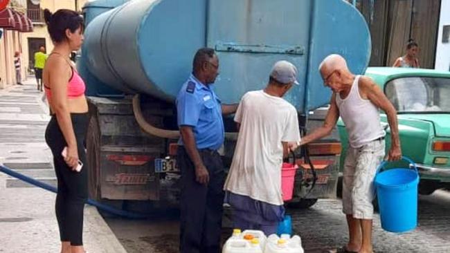 Cubanos se abastecen de agua a través de una pipa.