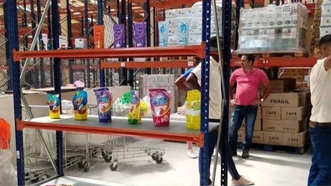 El interior de la tienda Mayorista Caribe "Mariel".
