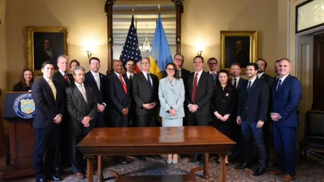 Las delegaciones de EEUU y Ucrania tras la firma del acuerdo.