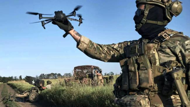Un soldado ucraniano lanza un dron cerca de Bajmut, el 20 de agosto de 2023.