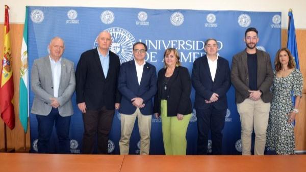 Funcionarios de ambas universidades tras la firma del convenio.