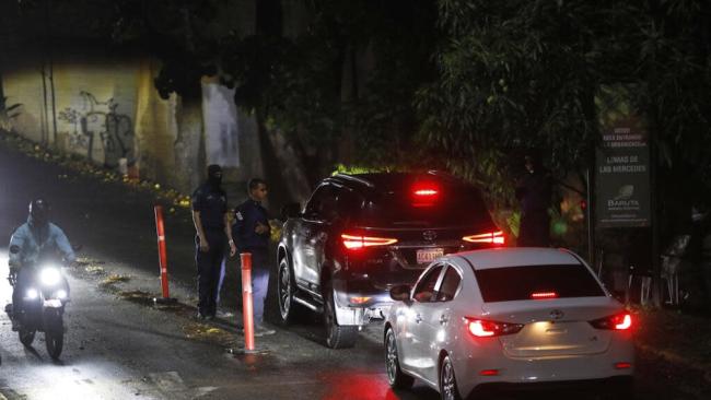 Vigilancia policial alrededor de la sede de la Embajada de Argentina en Caracas.